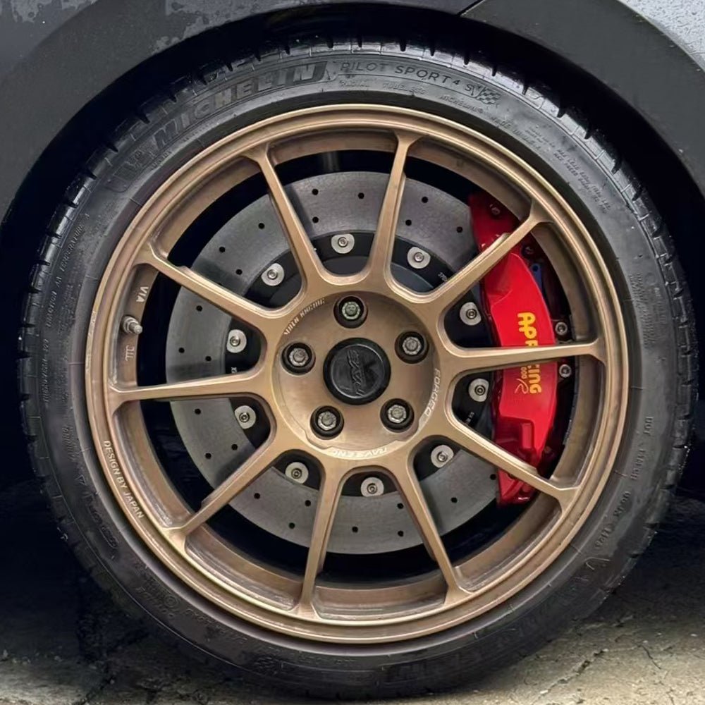 STOPFLEX carbon ceramic rotor installed on ​​Volkswagen Golf GTI front wheel with an AP Racing 7600 brake caliper.